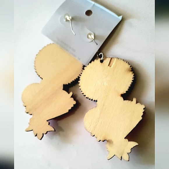 NEW Hand-painted Wood Earrings Featuring Cowries! 3". Handcrafted Items. Red. - Picture 3 of 4